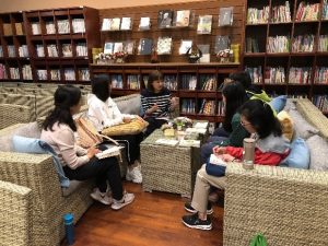 許慧貞老師與孩子談論「傻狗溫迪客」