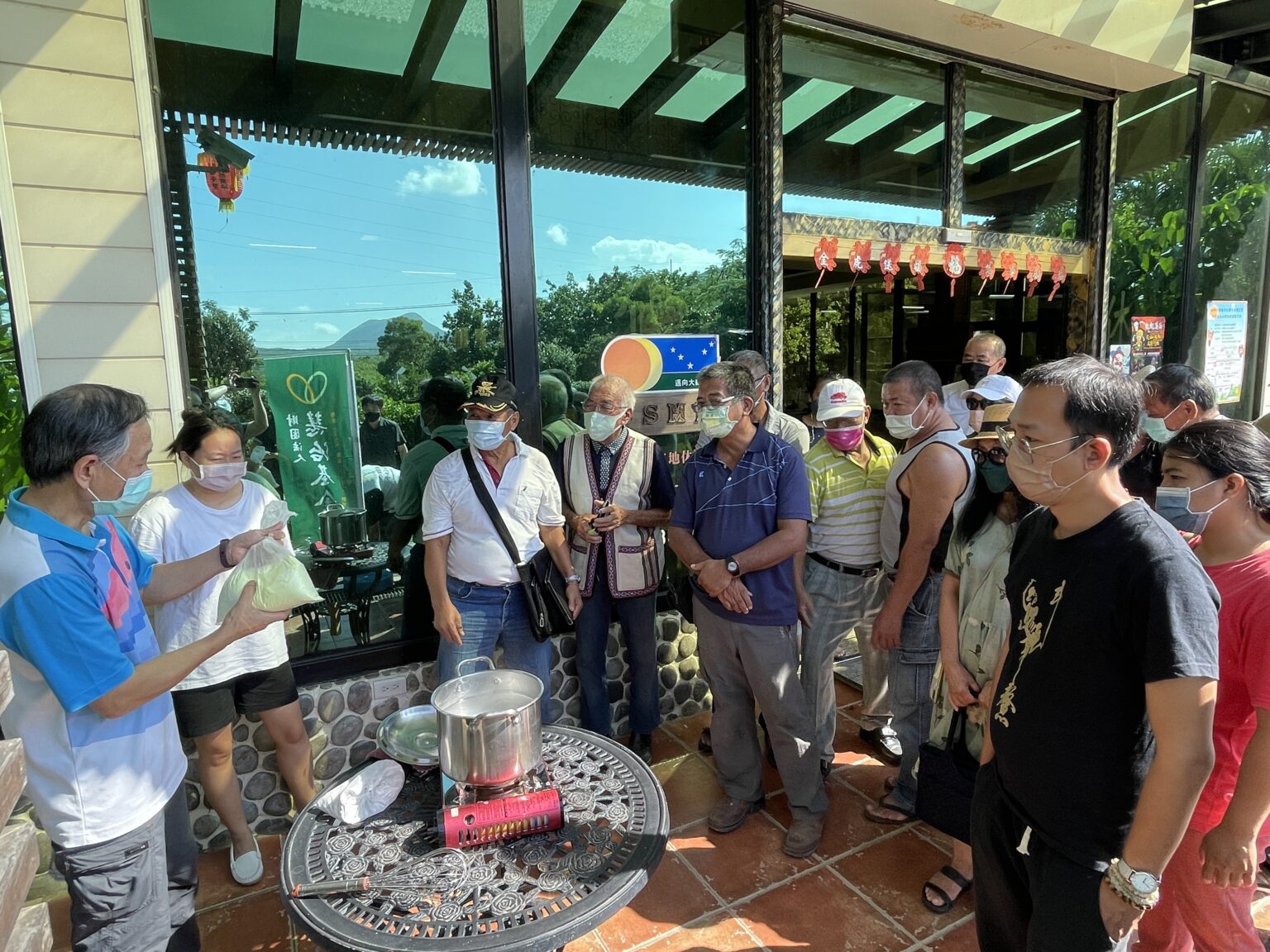 蔡志濃研究員實際操作硫磺石灰合劑