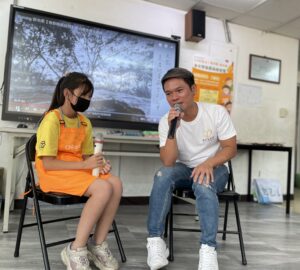 學童(左)問舒米恩(右)遇過最大的困難是甚麼？ 如何克服？舒米恩表示正在舉辦阿米斯音樂節，讓他壓力山大。
