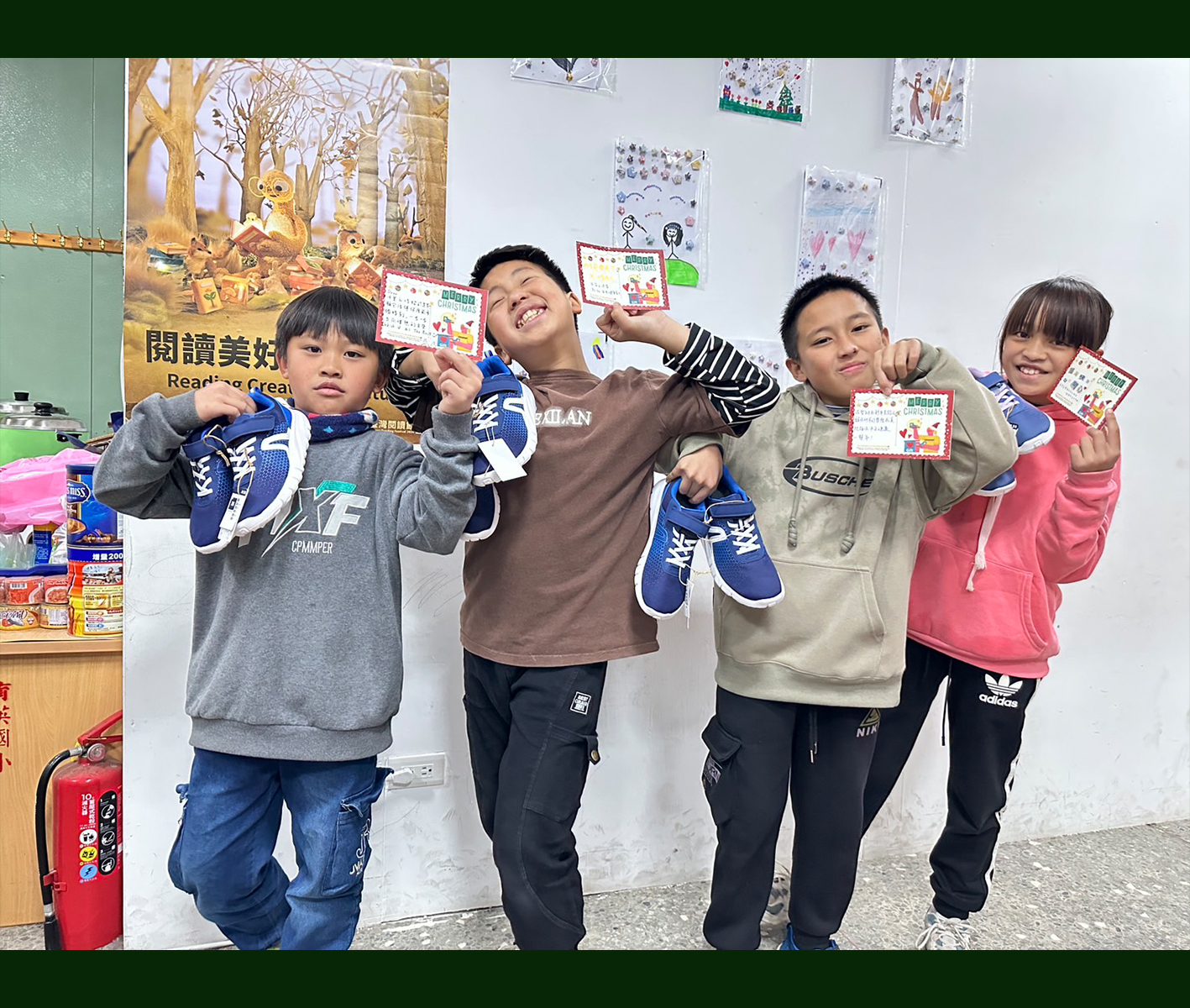 【感恩77位神秘的聖誕老公公】孩子收到夢寐以求的新鞋子囉！