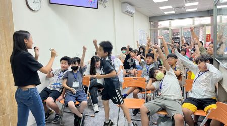 Podcast主持人尤帷純老師(左一)設計「小小直播主」課程，教導孩子們思考並練習如何成為一個受歡迎的直播主，引發孩子們高度的興趣。