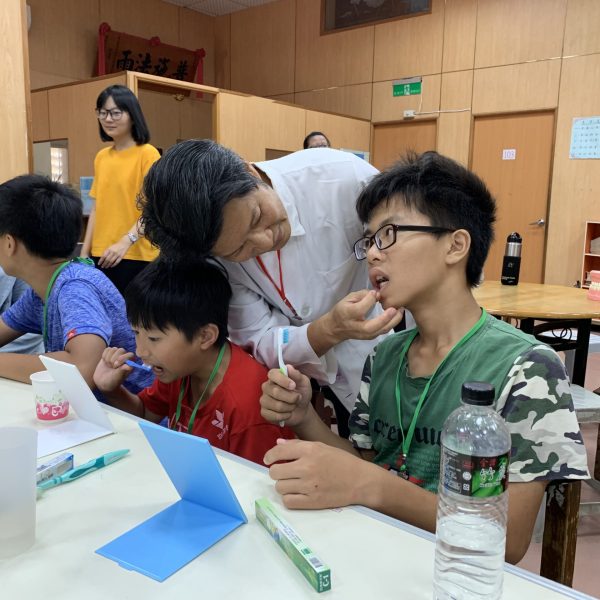 王醫生檢查牙齒